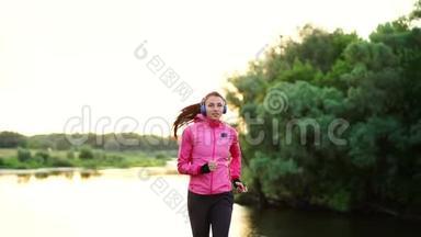 清晨在阳光明媚的黎明<strong>时</strong>分，在池塘附近的公园里慢跑，女孩正准备去马里亚诺，带领一个健康的人